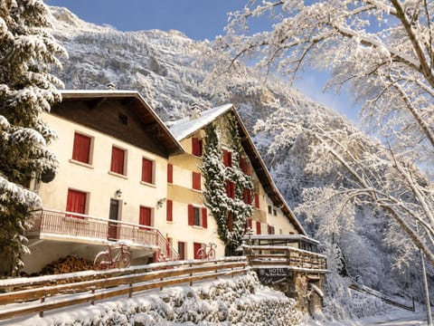 Facade/entrance, Winter