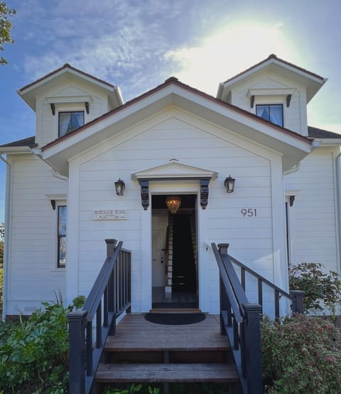 Property building, Facade/entrance, Day