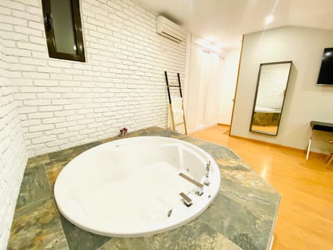 Hot Tub, Steam room