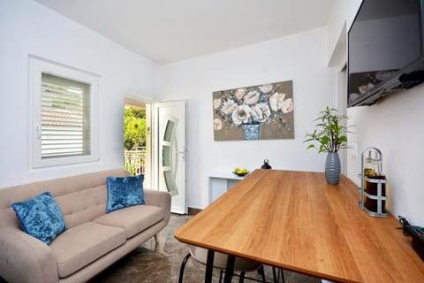 TV and multimedia, Seating area, Dining area