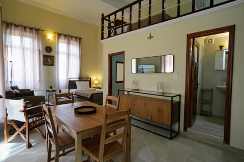 TV and multimedia, Living room, Seating area, Dining area