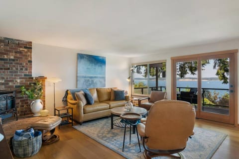 Whale Watching & Mtn ViewsHot TubCovered Deck House in Bells Beach