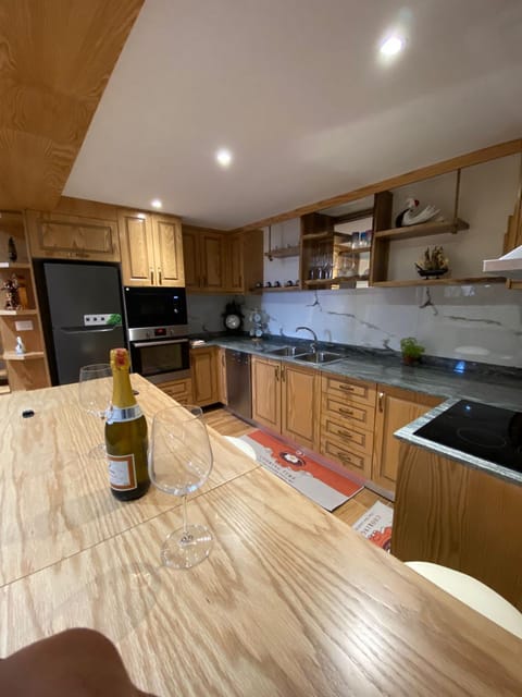 Kitchen or kitchenette, Dining area, Communal kitchen, Drinks