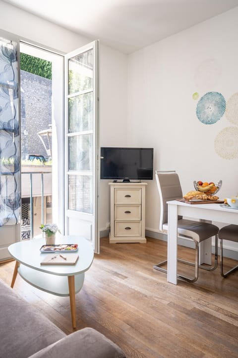 Communal lounge/ TV room, TV and multimedia, Living room, Seating area, Dining area