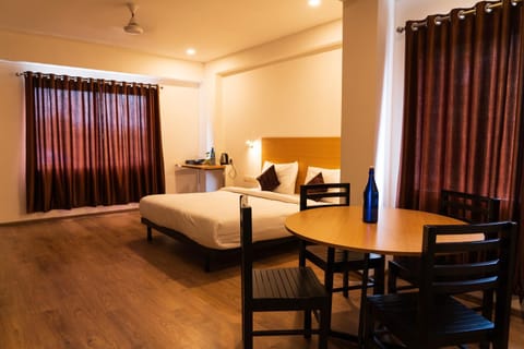 Bed, Living room, Photo of the whole room, Seating area, Dining area, Bedroom, hair dresser