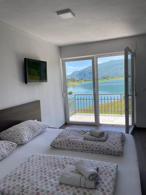 Bed, Natural landscape, TV and multimedia, Balcony/Terrace, Bedroom, Lake view, Mountain view