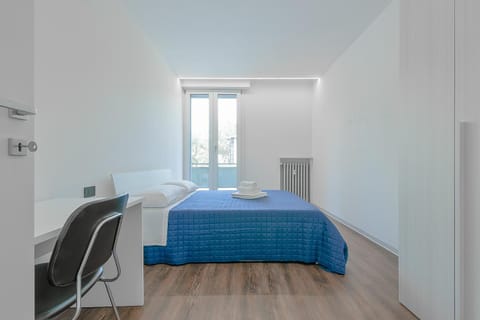 Bed, Photo of the whole room, Bedroom, microwave, towels