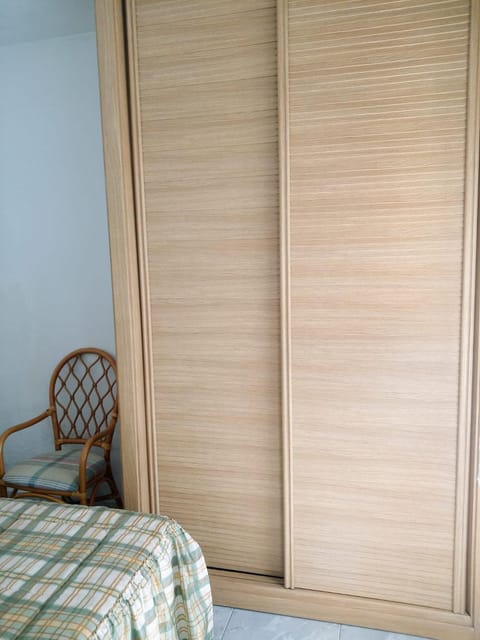 Piso bajo de 3 habitaciones y un baño SIN cocina Apartment in O Salnés