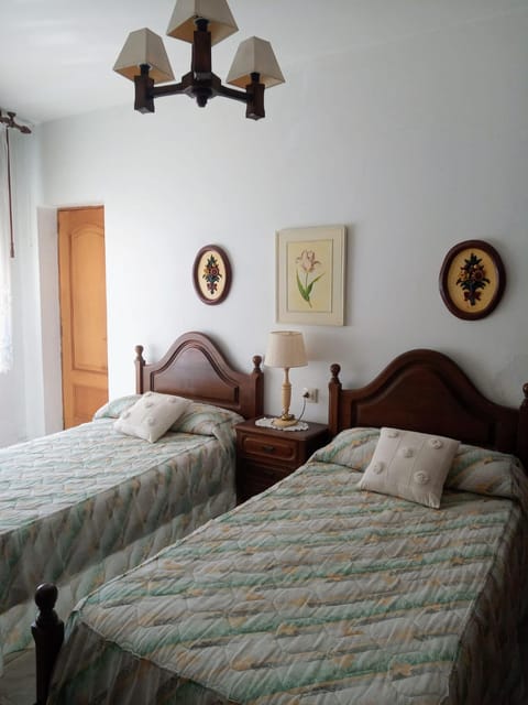 Piso bajo de 3 habitaciones y un baño SIN cocina Apartment in O Salnés