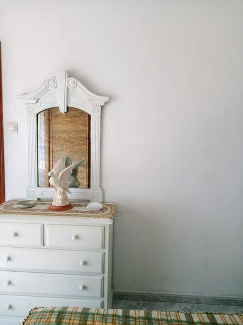 Piso bajo de 3 habitaciones y un baño SIN cocina Apartment in O Salnés