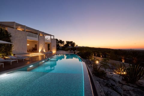 Property building, Natural landscape, Pool view, Swimming pool, Sunrise, Sunset, sunbed