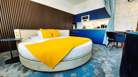 Bed, Kitchen or kitchenette, Photo of the whole room, Bedroom