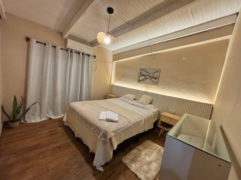 Bed, Living room, Photo of the whole room, Seating area, Bedroom, towels, air conditioner
