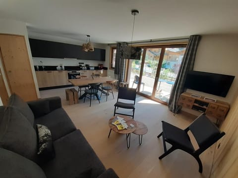 TV and multimedia, Living room, Seating area, Dining area