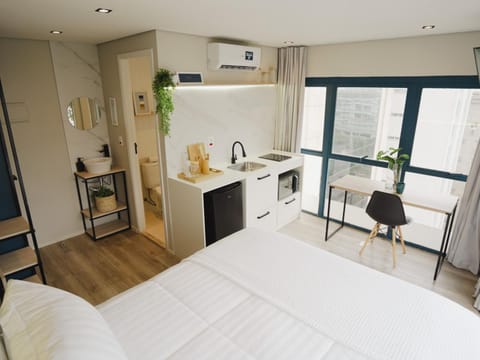 Kitchen or kitchenette, Photo of the whole room, minibar, air conditioner