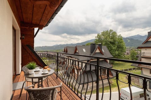 Balcony/Terrace, Mountain view
