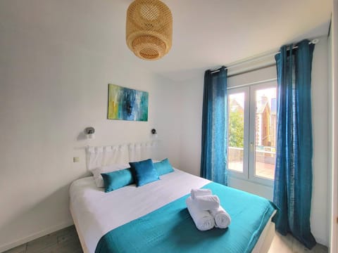 Bed, Bedroom, towels