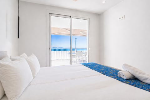 Bed, Balcony/Terrace, Bedroom
