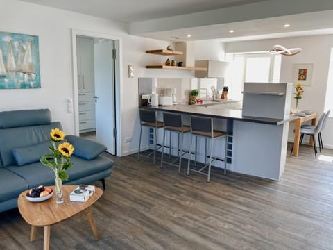 Kitchen or kitchenette, Living room, Seating area, Dining area