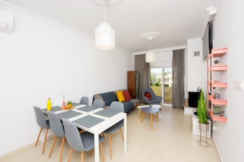 TV and multimedia, Living room, Seating area, Dining area, air conditioner