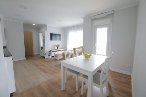 TV and multimedia, Living room, Seating area, Dining area