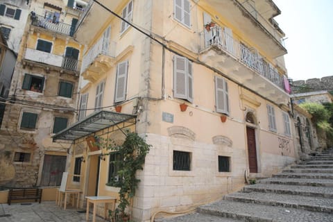 Facade/entrance, Neighbourhood
