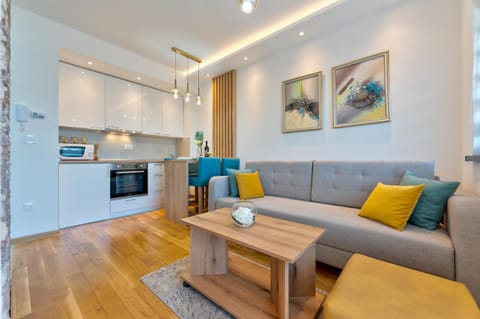 Kitchen or kitchenette, Living room, Seating area, Dining area, minibar, oven, pet friendly, stove