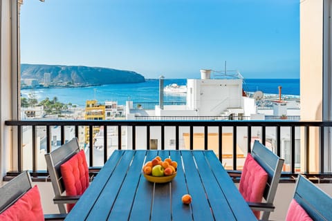 Facade/entrance, View (from property/room), Balcony/Terrace, City view, Sea view
