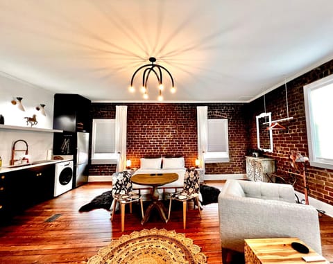 Kitchen or kitchenette, Living room, Seating area, Dining area