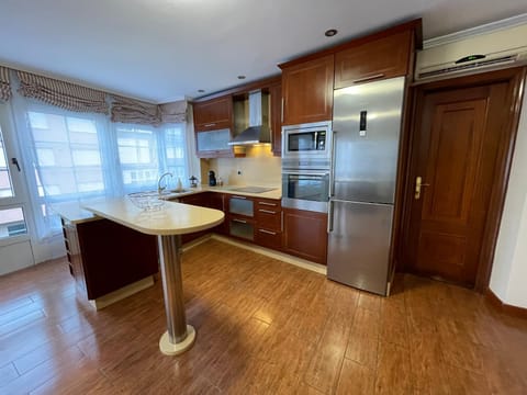 Kitchen or kitchenette, Dining area, Communal kitchen