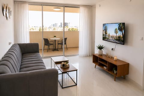 Communal lounge/ TV room, People, Living room, Sea view, Family, furniture