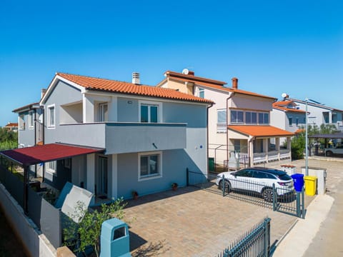 Property building, Day, Neighbourhood, Street view, Location, Parking