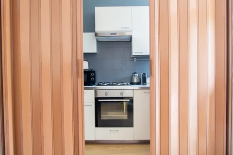 Coffee/tea facilities, microwave, oven, kitchen