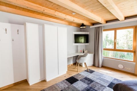 TV and multimedia, Photo of the whole room, Seating area, Bedroom, wardrobe