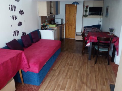Kitchen or kitchenette, Seating area, Dining area, minibar, oven