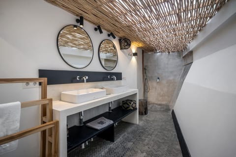 Shower, Bathroom, towels