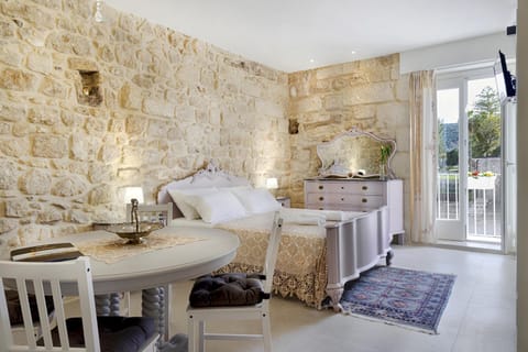 Bed, Living room, Photo of the whole room, Seating area, Dining area, Bedroom