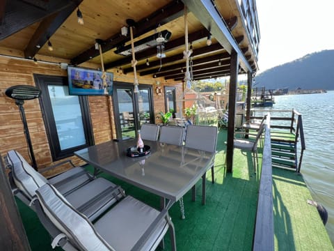 Communal lounge/ TV room, Balcony/Terrace, Lake view