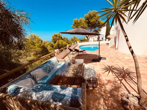 Day, Natural landscape, Pool view, Swimming pool, sunbed