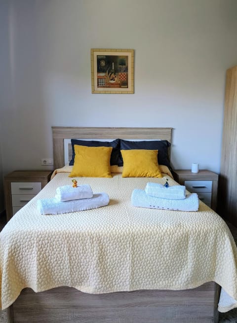 Bed, Photo of the whole room, Bedroom, towels