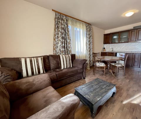 Kitchen or kitchenette, Living room, Seating area, Dining area