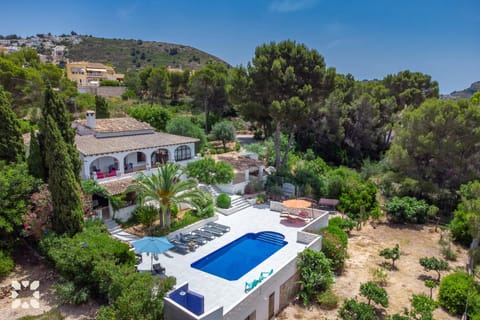 Property building, Spring, Day, Natural landscape, Bird's eye view, Garden, Garden view, Mountain view, Pool view, Swimming pool, Parking, sunbed