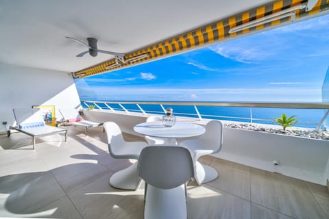 Seating area, Dining area, Sea view, fireplace