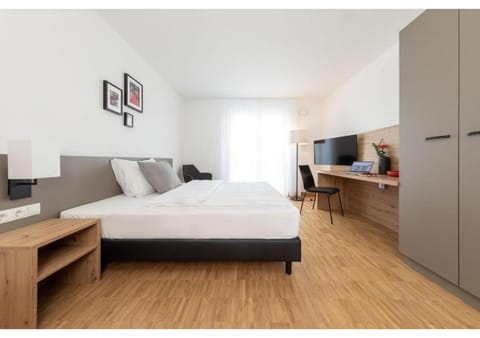 Bed, TV and multimedia, Bedroom, wardrobe