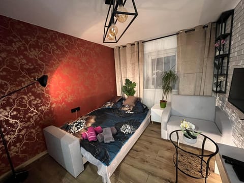 Bed, TV and multimedia, Photo of the whole room, Bedroom, towels