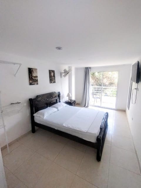Bed, TV and multimedia, View (from property/room), Balcony/Terrace, Photo of the whole room, Bedroom, Mountain view, Street view, air conditioner