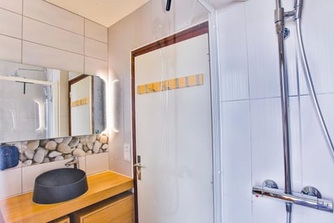 Shower, Bathroom, hair dryier, towels