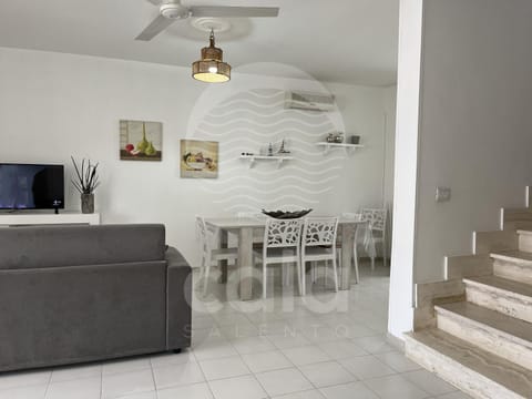 TV and multimedia, Living room, Seating area, Dining area