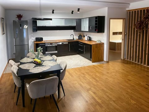 Kitchen or kitchenette, Dining area, Communal kitchen