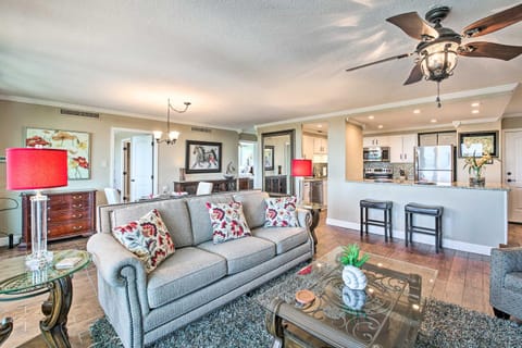 Relax and Recharge Lake Hamilton Condo with Pool Apartment in Rockwell